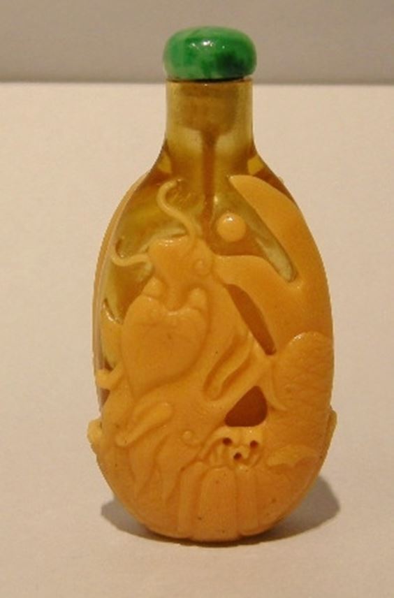 Important Snuff bottle glass overlay yellow on yellow transparent ground with sculpted carp on each face | MasterArt